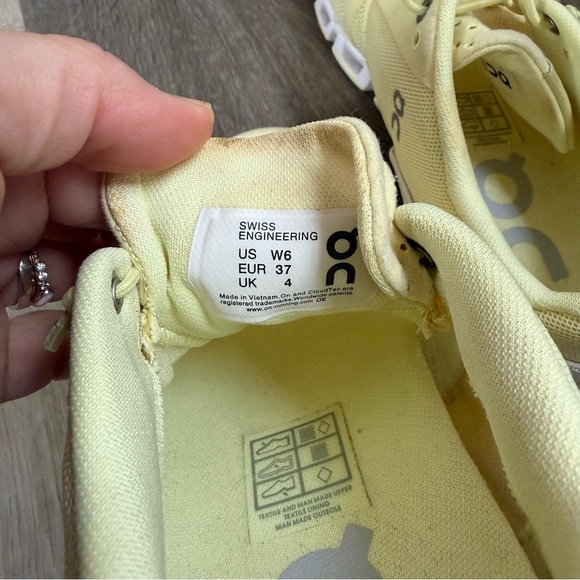 On Cloud Sneakers - Picture 6 of 7